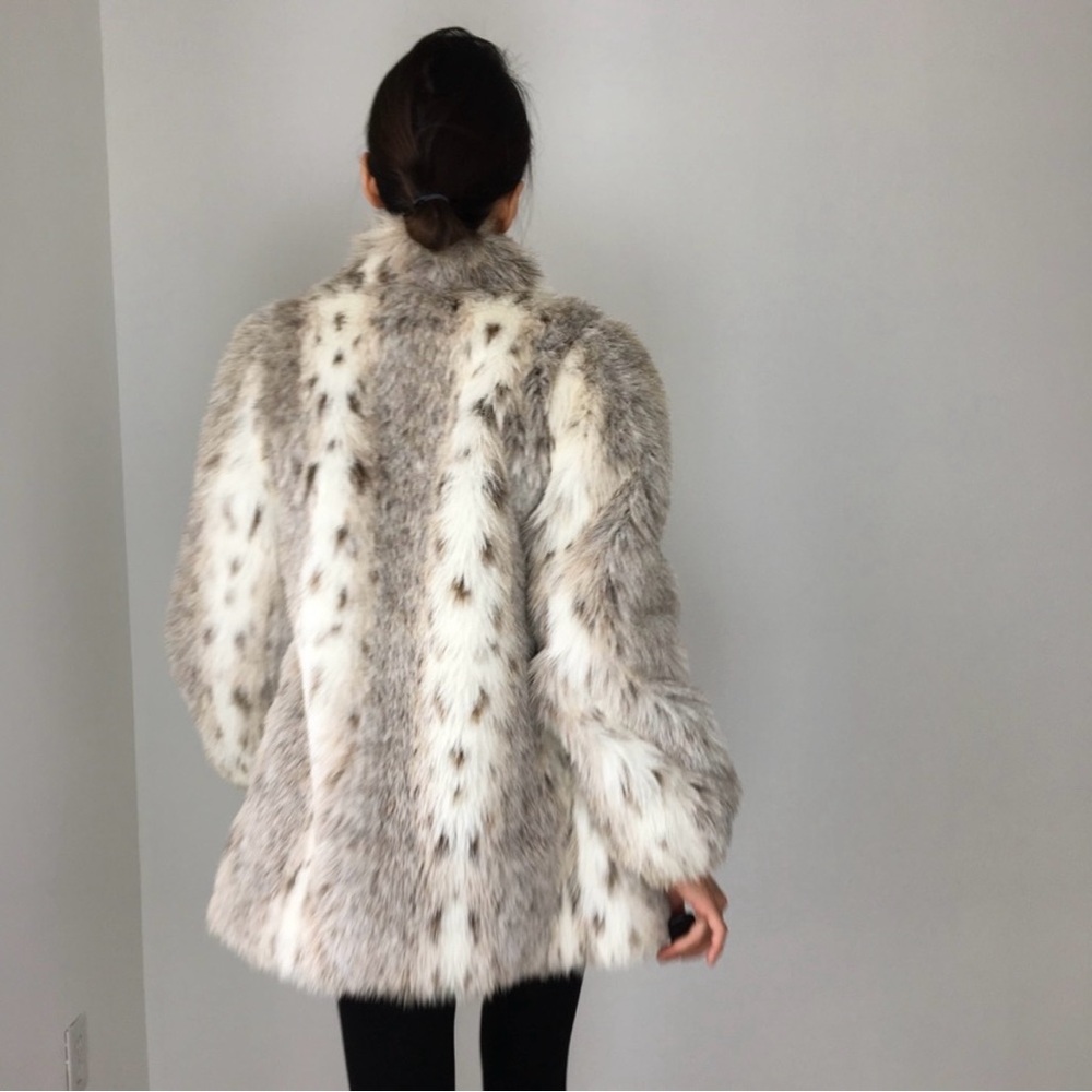 VINTAGE DONNY BROOKS FAUX FUR COAT
Excellent condition. Fully lined. Made in USA - Picture 8 of 8